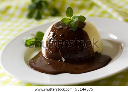 Vanilla pudding with chocolate and chocolate sauce