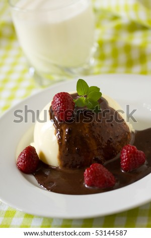 Vanilla pudding with chocolate and chocolate sauce