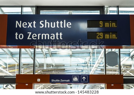 train station shuttle zermatt, signpost waiting time