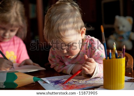 A girls with pencil drawing a picture