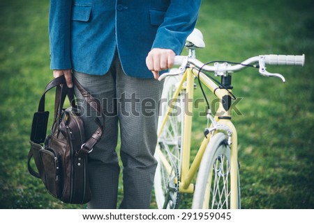 Fashionable urban man with fixed gear bicycle standing