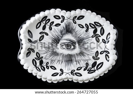 A ceramic masonic plate with classical masonic symbols: the eye in the triangle, the acacia.