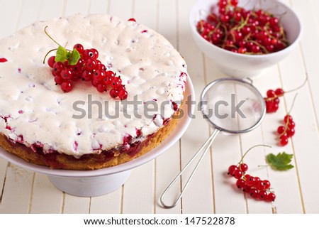 Meringue red currant cake with fresh berries