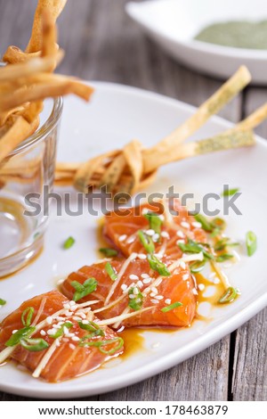 Salmon sashimi with ginger and sesame seeds