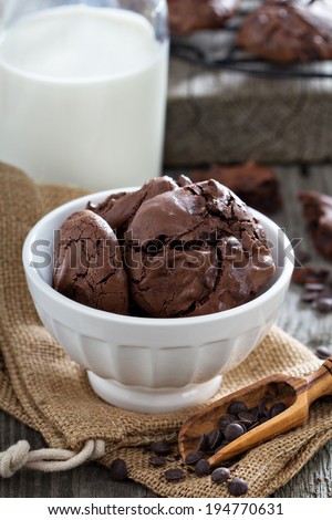 Chocolate meringue cookies in a bowl with chocolate drops