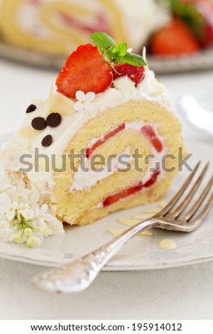 Strawberry cake with cream cheese and whipped cream
