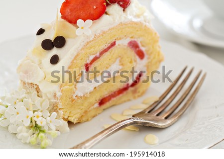 Strawberry cake with cream cheese and whipped cream