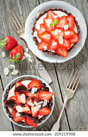 Vegan tartelette with cashew cream and strawberries