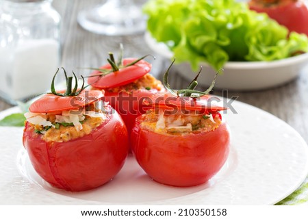 Stuffed tomatoes with cheese, breadcrumbs an herbs