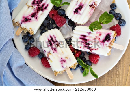Frozen yogurt popsicles with oats and blueberry jam