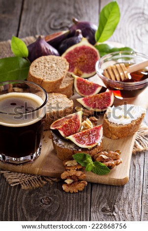 Coffee with figs, honey and cheese bruschetta