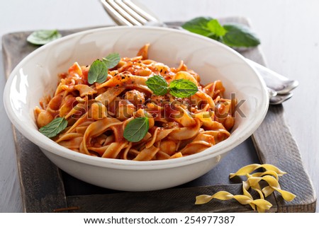 Pasta with tomato sauce, chickpeas and cardamom