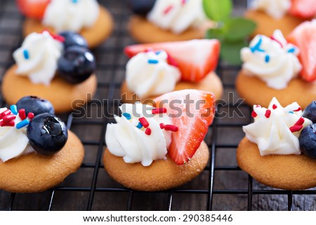 Tiny sweet treats with vanilla wafers, berries and cream cheese