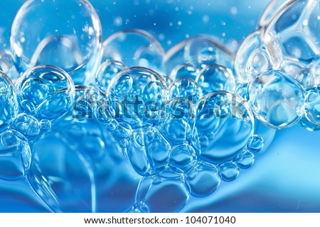 Blue bubbles in clear water. b?bel