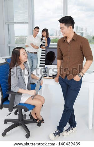 Vertical image of businesspeople discussing a new idea at the office
