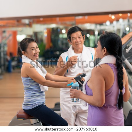 Senior people talking in the gym