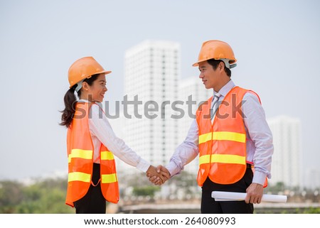 Vietnamese investor and contractor shaking hands