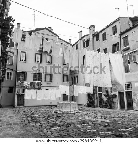 VENICE, ITALY - on MAY 3, 2015. Typical city yard. The linen dries on ropes