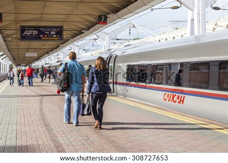 MOSCOW, RUSSIA, on AUGUST 19, 2015. Leningrad station. Passengers come in the land in the high-speed train Sapsan on a platform
