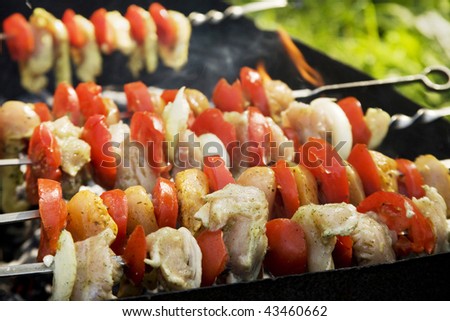Barbecue with tomatoes over carbons