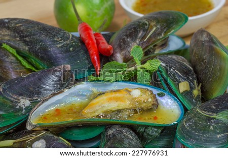 Green Mussels steamed with vegetables with chili sauce, Thai Food