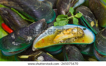 Green Mussels steamed with vegetables with chili sauce, Thai Food