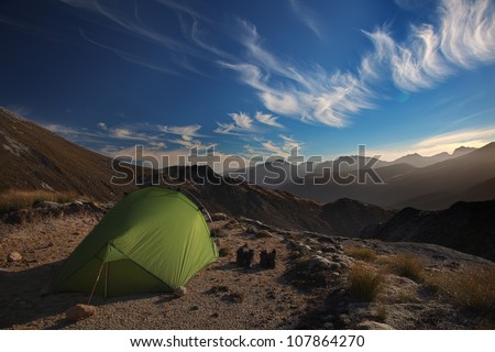 Wild camping on mountain in New Zealand / Wild camp at sunset