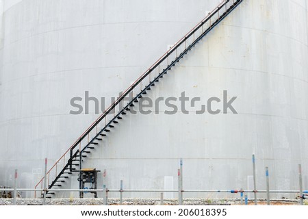 The steps on the oil tank