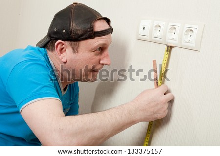 The master repairs the room in the apartment