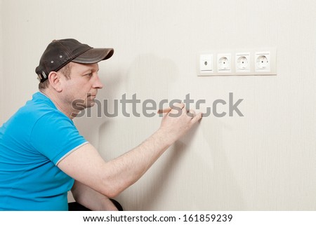 The master repairs the room in the apartment