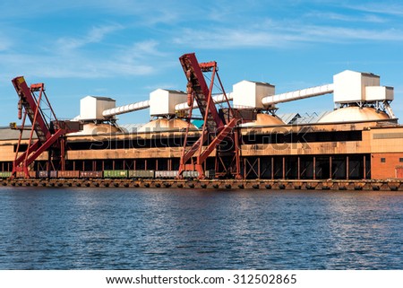 On-shore coal cargo terminal with heavy duty conveyor