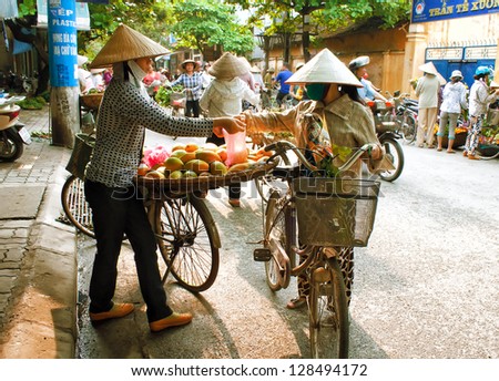 Hanoi, Vietnam - April 21: Unidentified Mangoes Vendor At The Flower Small Market On April 21, 2012 In Hanoi, Vietnam. This Is A Small Market For Retail Mango And Street Vendors.
