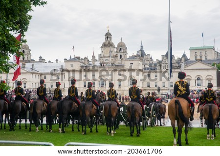 LONDON, UK - JUNE 7, 2014: Queen\'s cavalry guards standing in front of Buckingham palace to Celebrate Queen\'s Official Birthday. On June 7, 2014 in London, UK.