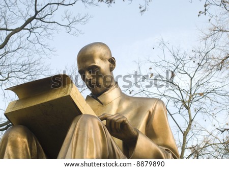 Bronze sculpture of a writer and journalist in Milano