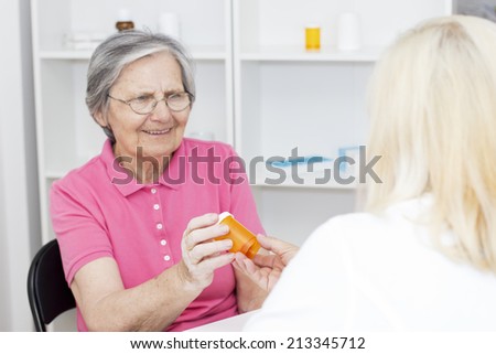 Happiness senior woman patient receive medicine from the doctor.