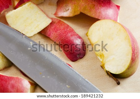 Apple slices on a wooden table.