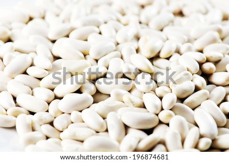 Closeup of a pile of dry white beans.