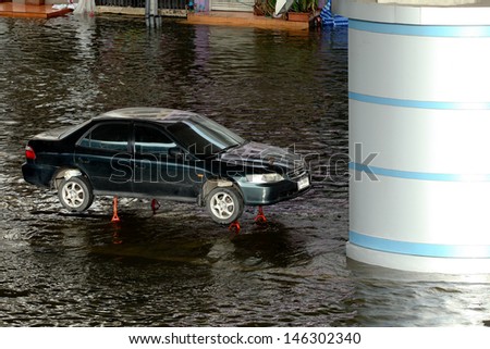 BANGKOK, THAILAND - NOV 12: flooded cars on Ladprao Road during the worst flooding on November 12, 2011 in Bangkok, Thailand