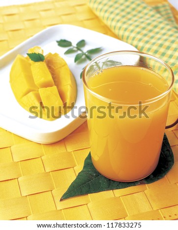 mango juice with mango slice