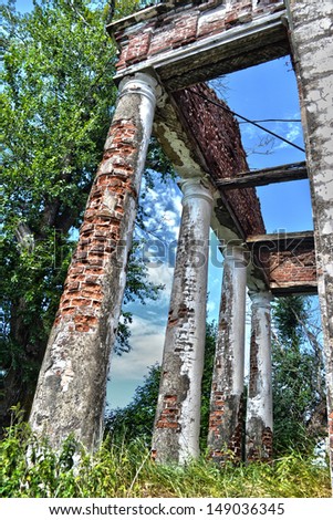 Ruins of columns, Patolga, Vologdskiy rayon