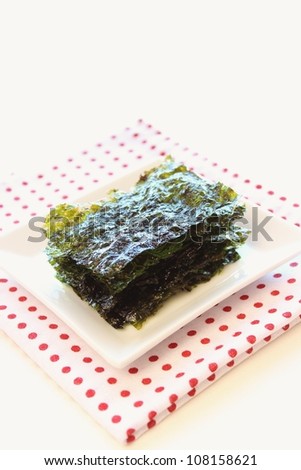 Korean roasted seaweed in plate