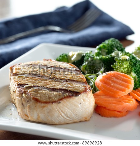 Pork loin fillet with carrots and broccoli with hollandaise sauce
