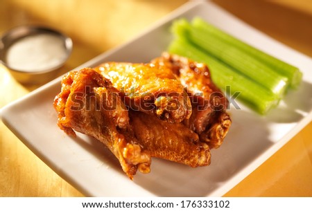 buffalo wings with celery and ranch dip