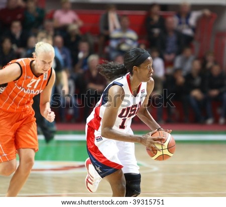YEKATERINBURG, RUSSIA - OCTOBER 11: Cash (USA) and Woters (UMMC) in a match of international tournament on UMMC CUP on basketball October 11, 2009 in Yekaterinburg, Russia