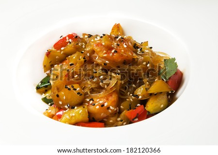Salad with vegetables, rice noodles and sesame seeds