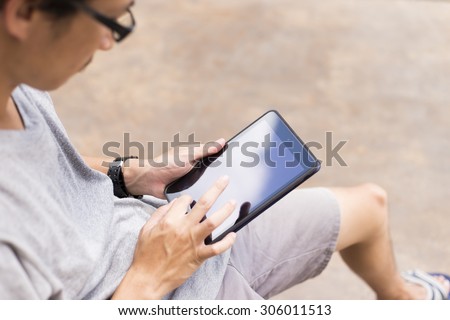 Man Look at Screen Tablet: Head and Shoulder Shot
