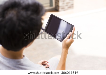 Man Look at Screen Tablet: Head and Shoulder Shot