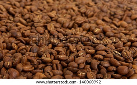 Roasted coffee beans, can be used as a background, coffee beans background with shallow dof, brown coffee, background texture, close-up, warm light defocus