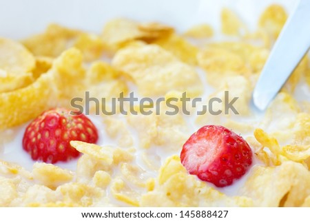 Corn flakes, milk and strawberries