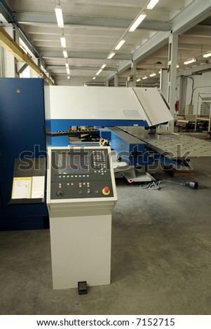 Punching machine and working conveyor, used for power plants and energy producing.